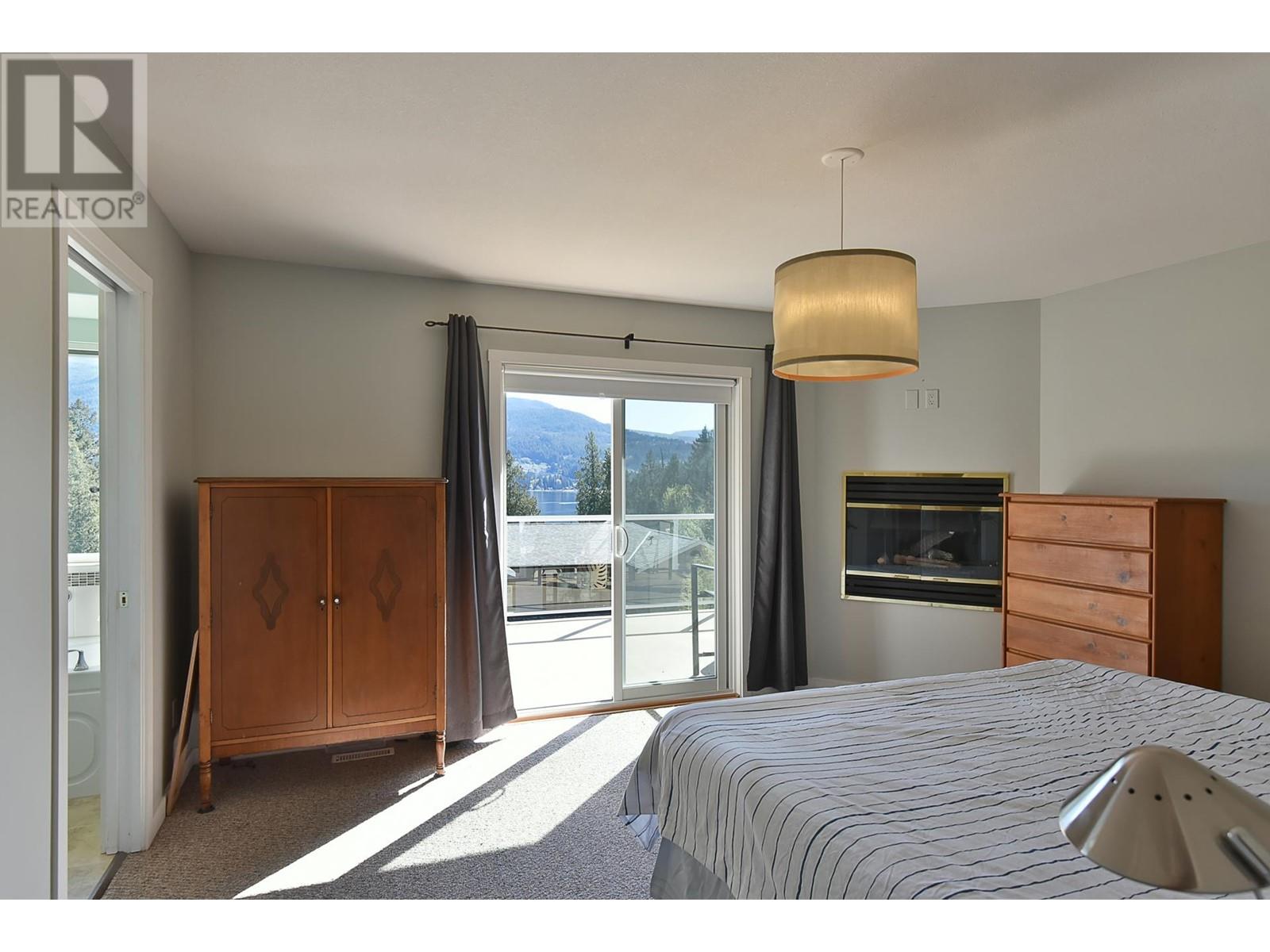6274 FAIRWAY AVENUE, Sechelt