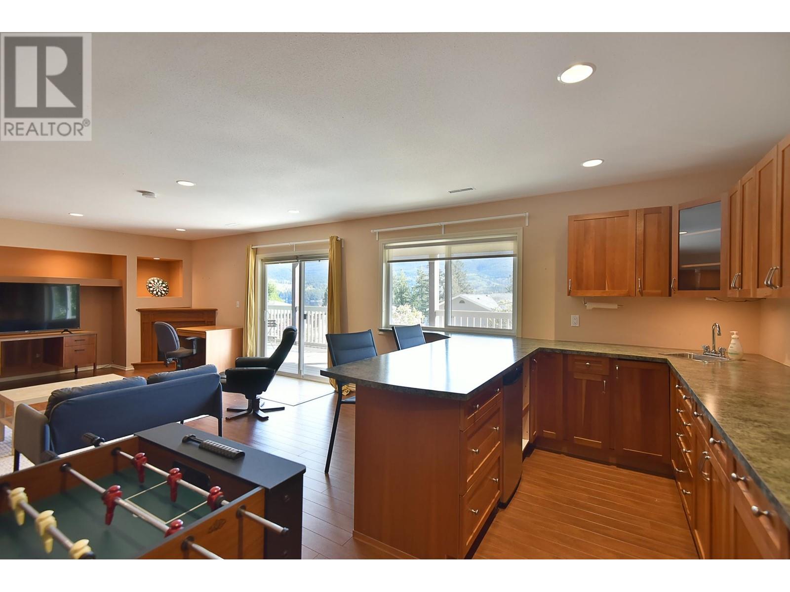 6274 FAIRWAY AVENUE, Sechelt