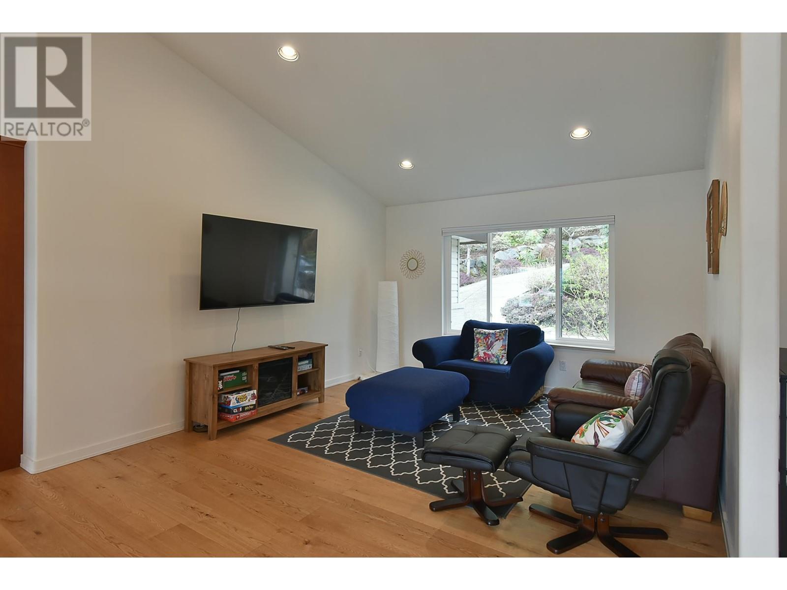 6274 FAIRWAY AVENUE, Sechelt
