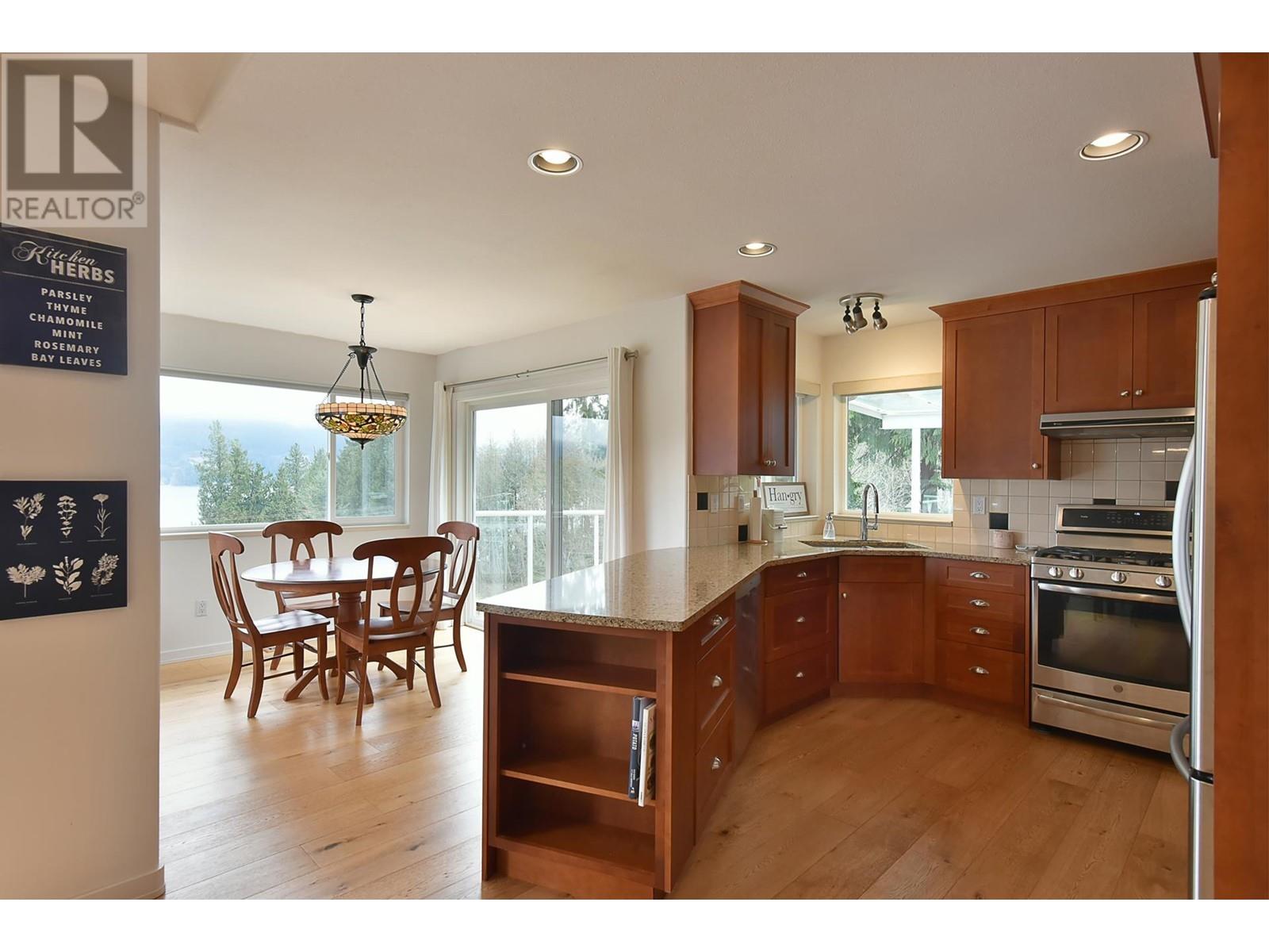 6274 FAIRWAY AVENUE, Sechelt