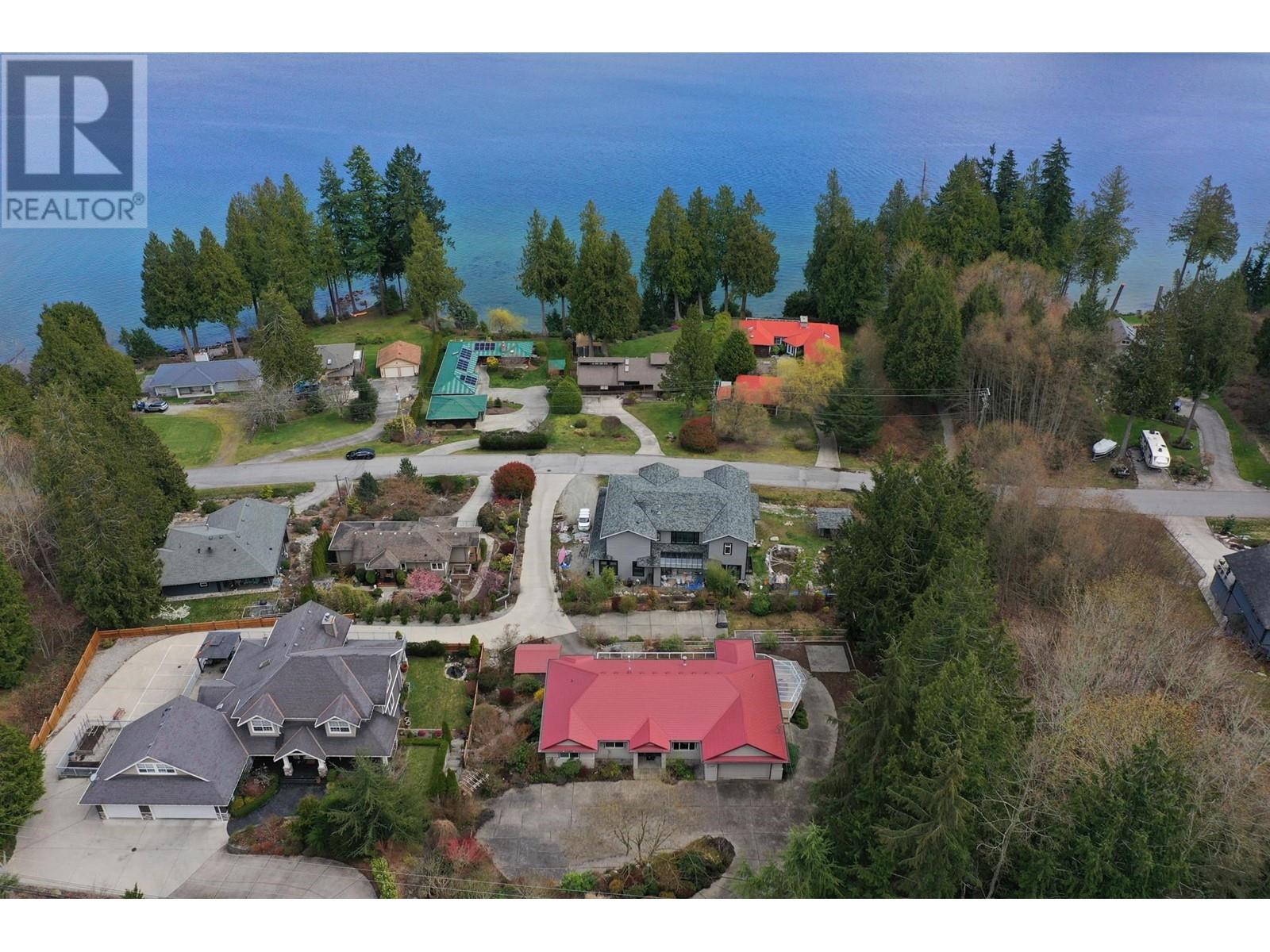 6274 FAIRWAY AVENUE, Sechelt