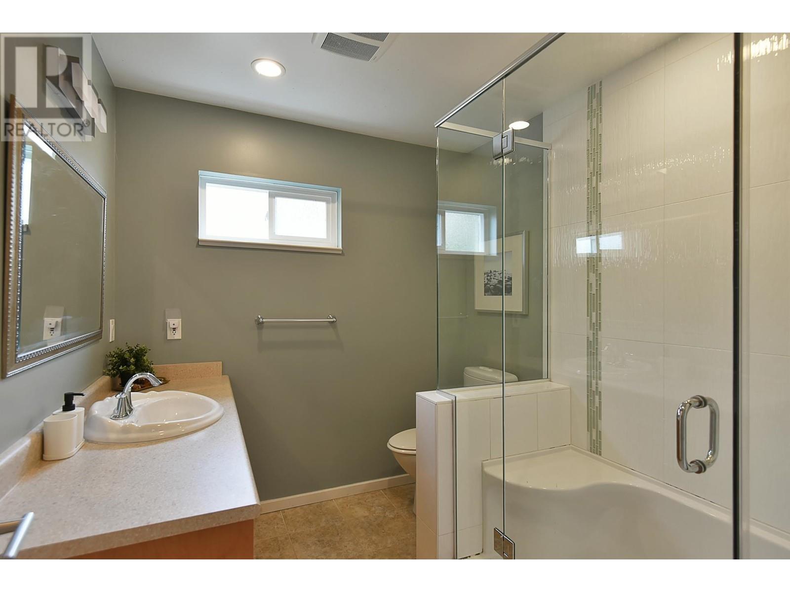 6274 FAIRWAY AVENUE, Sechelt