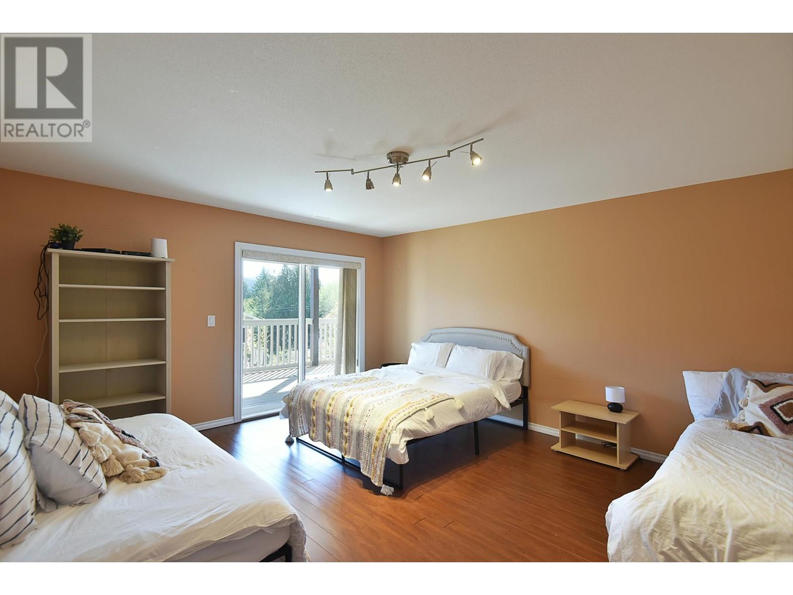 6274 FAIRWAY AVENUE, Sechelt