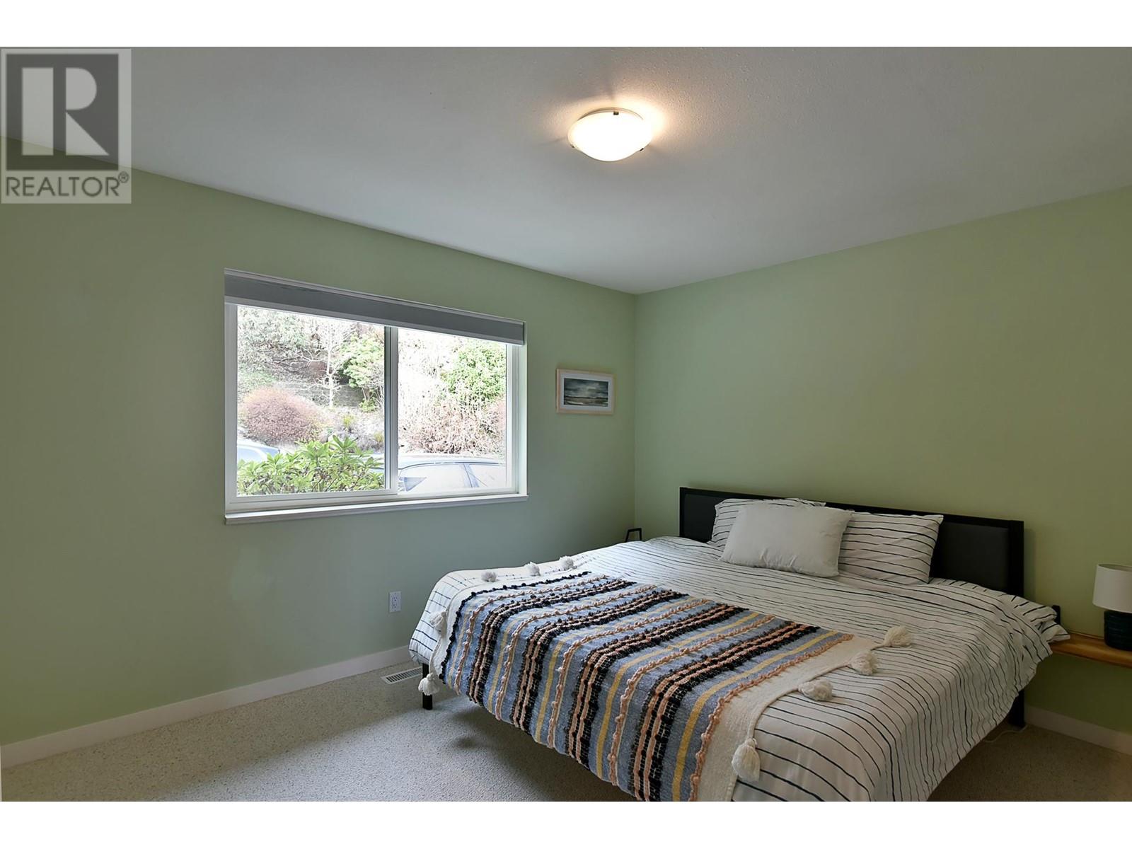 6274 FAIRWAY AVENUE, Sechelt