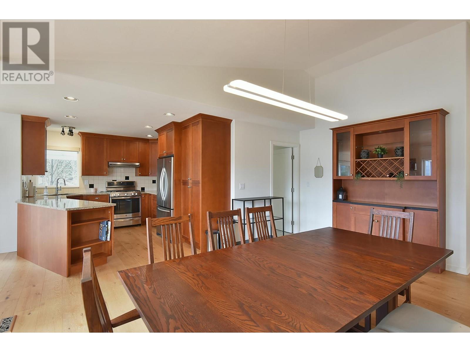 6274 FAIRWAY AVENUE, Sechelt