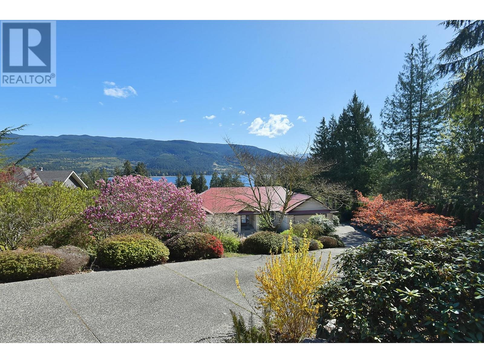 6274 FAIRWAY AVENUE, Sechelt