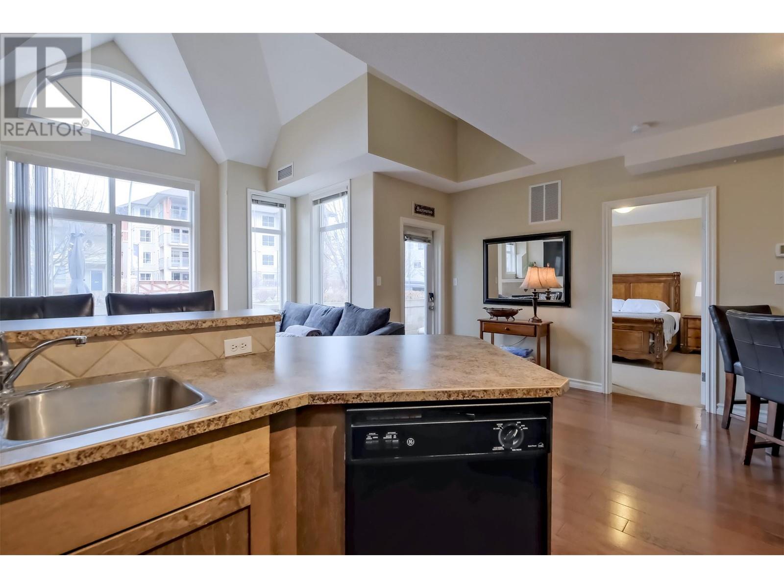 101 1128 Sunset Drive, Kelowna