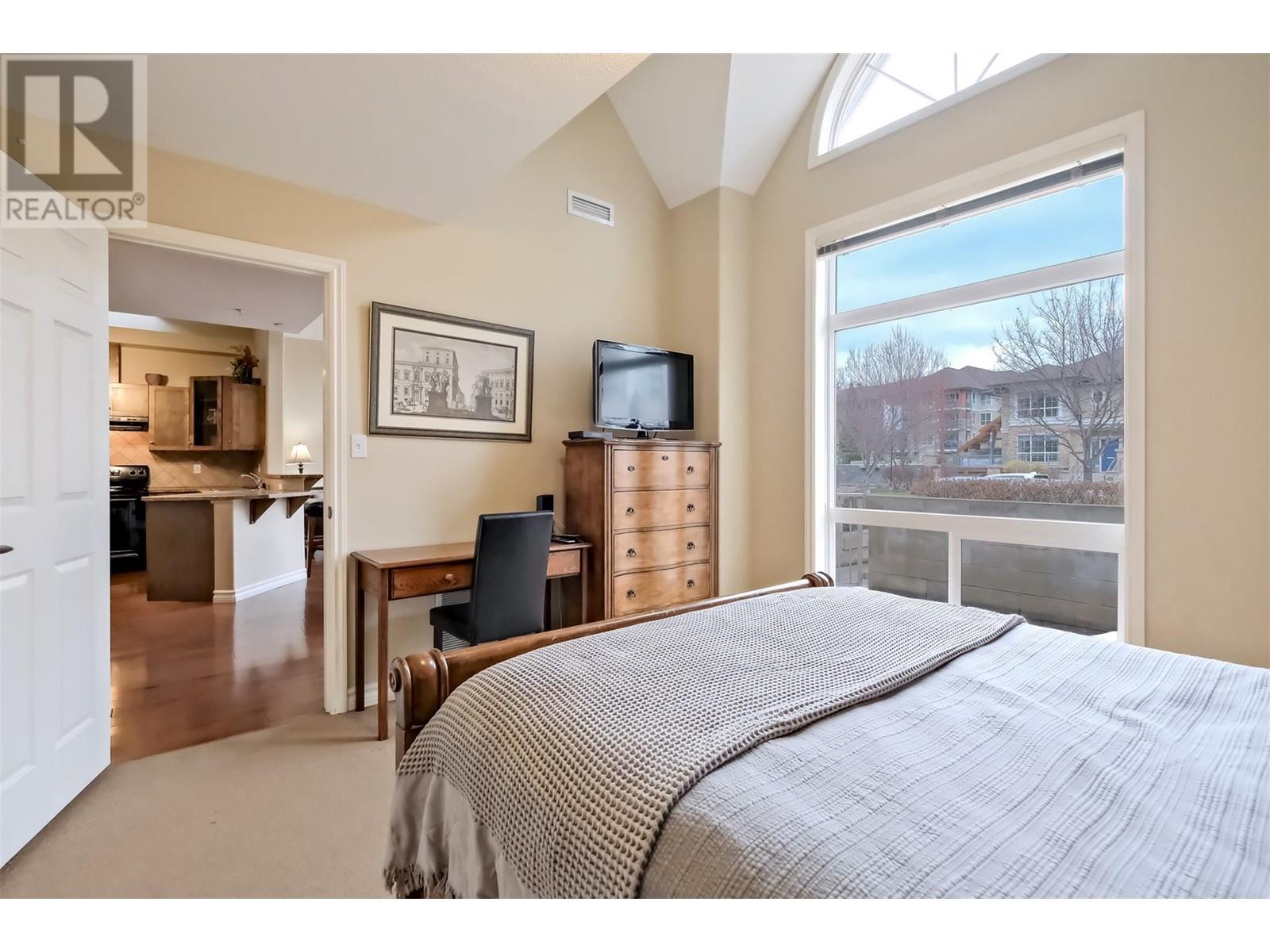 101 1128 Sunset Drive, Kelowna