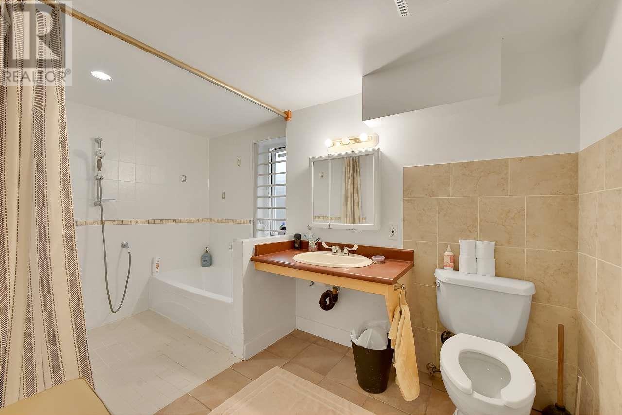 Photo 21 of 638 W 17th Avenue, Vancouver BC