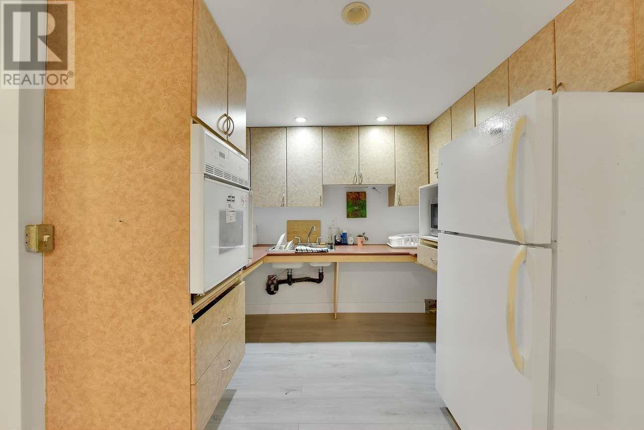 Photo 3 of 638 W 17th Avenue, Vancouver BC