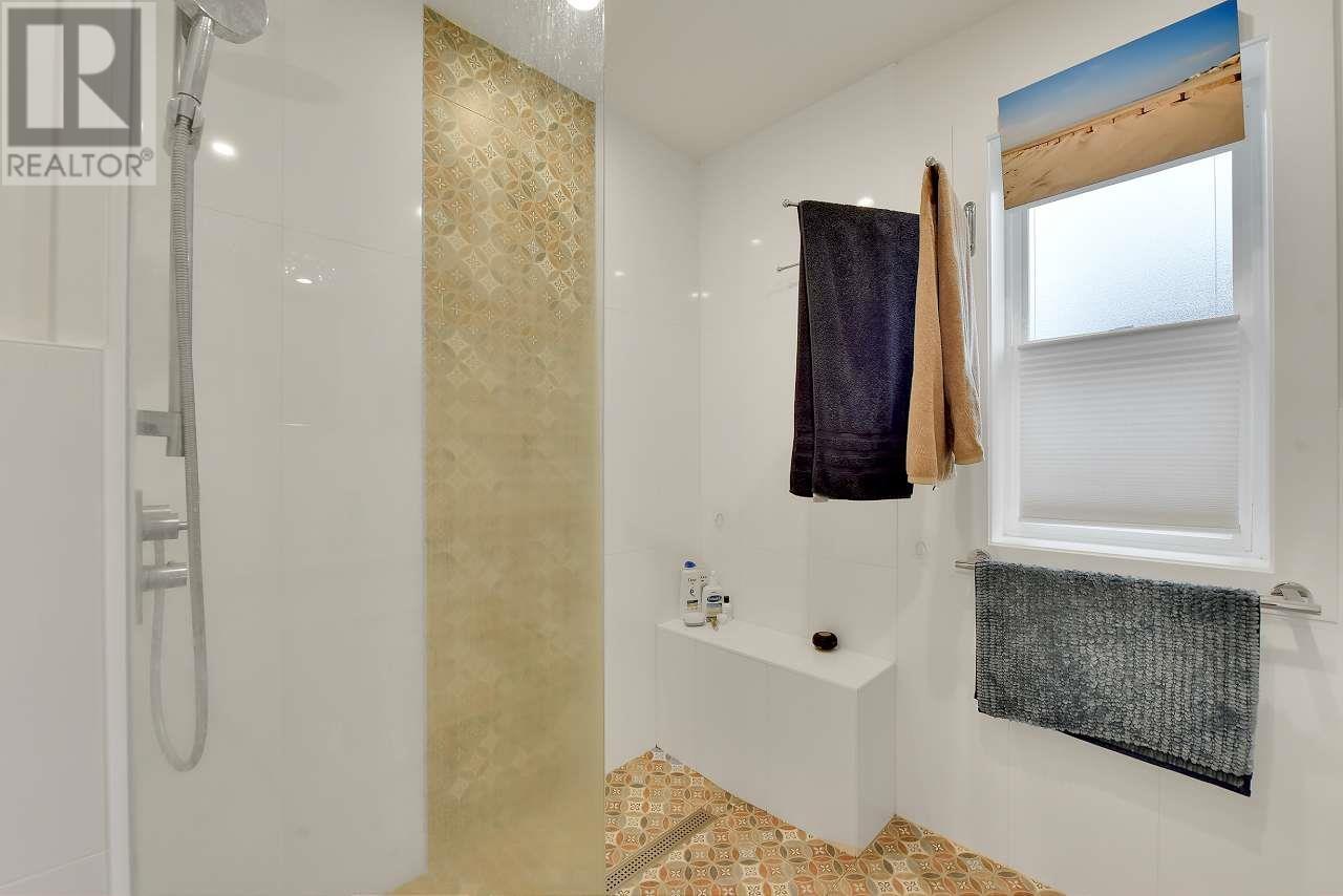 Photo 9 of 638 W 17th Avenue, Vancouver BC