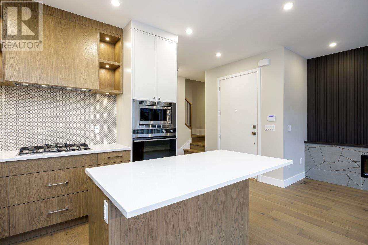 336 E 17TH STREET, North Vancouver