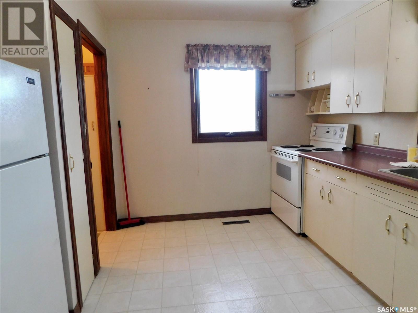 Photo 9 of 517 3rd Avenue E, Assiniboia SK