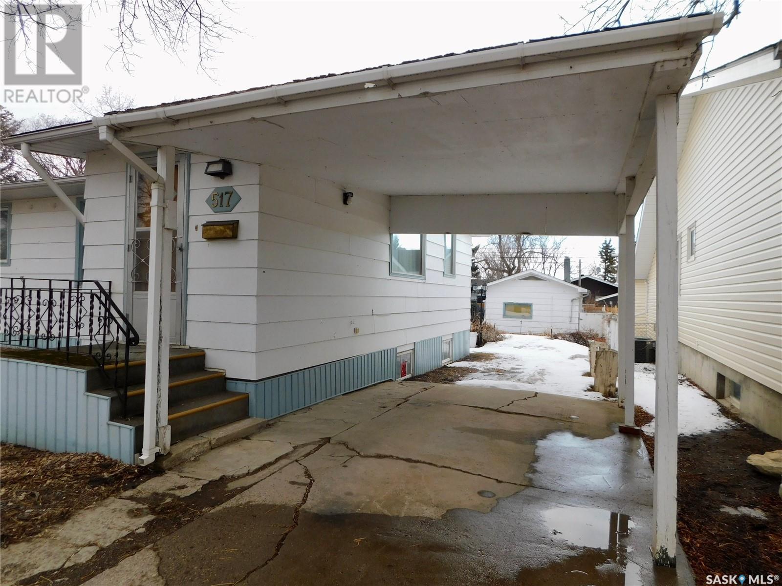 Photo 4 of 517 3rd Avenue E, Assiniboia SK
