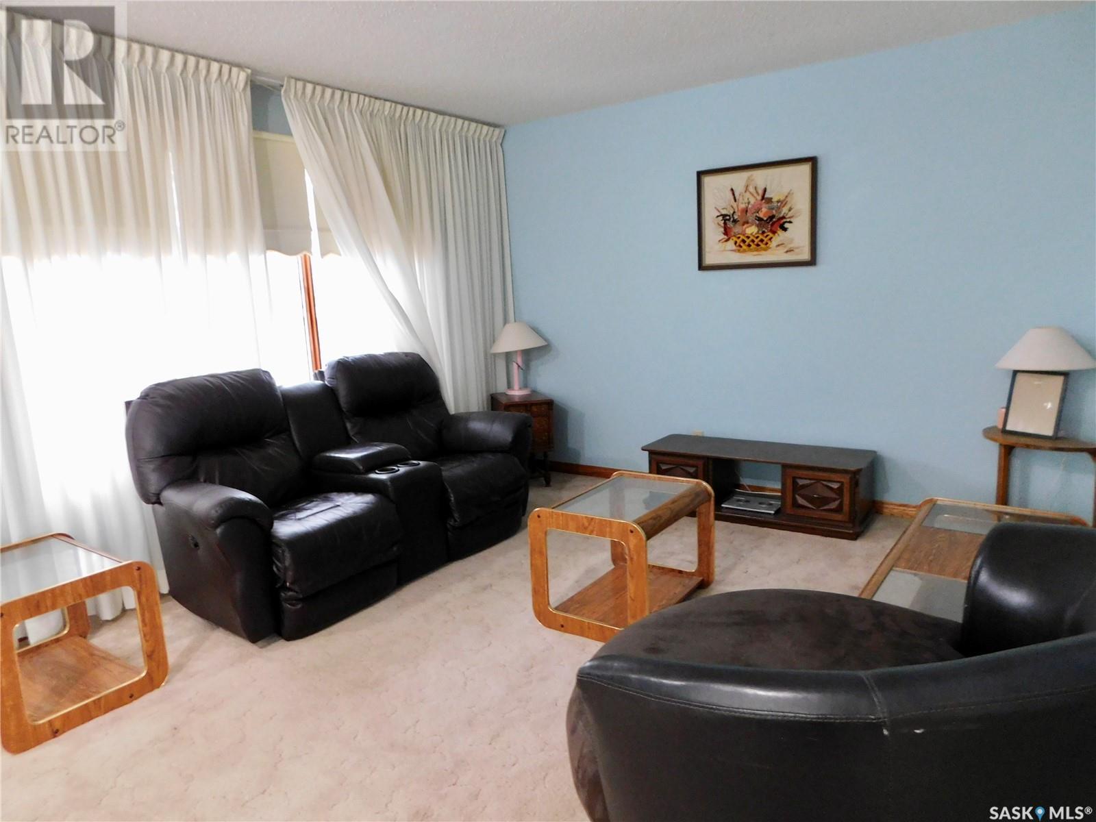 Photo 8 of 517 3rd Avenue E, Assiniboia SK