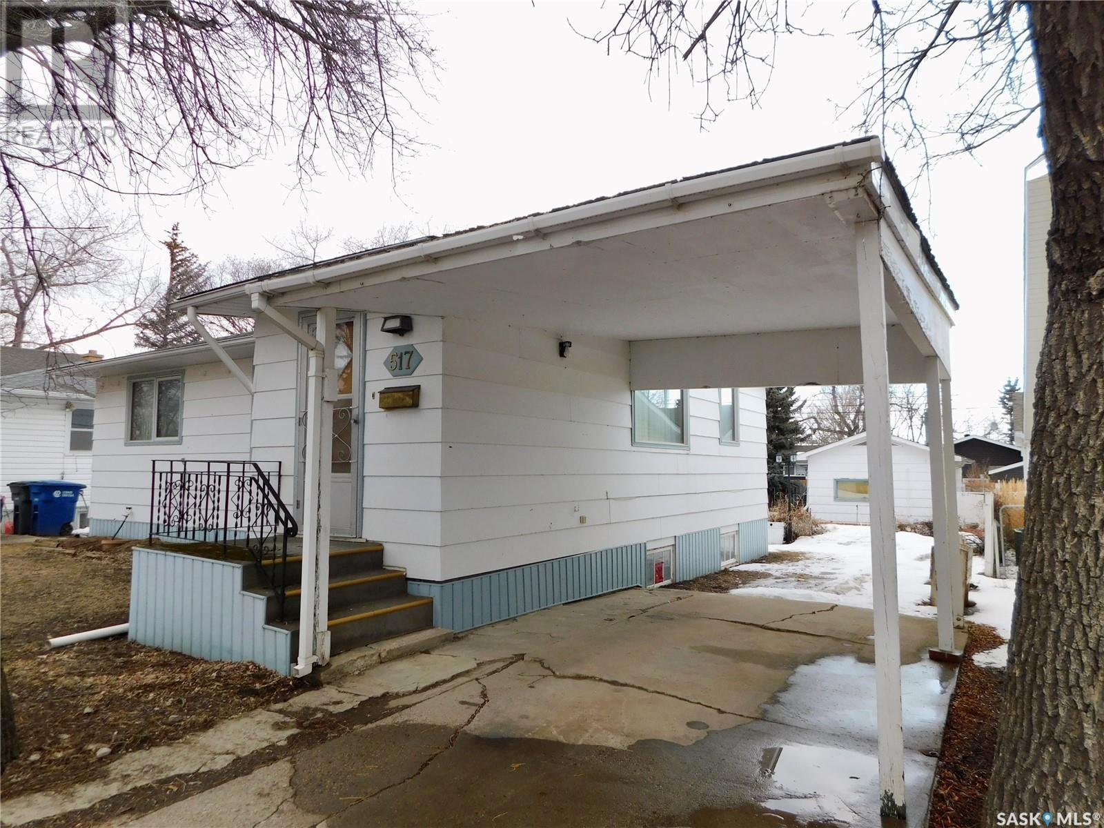 Photo 2 of 517 3rd Avenue E, Assiniboia SK