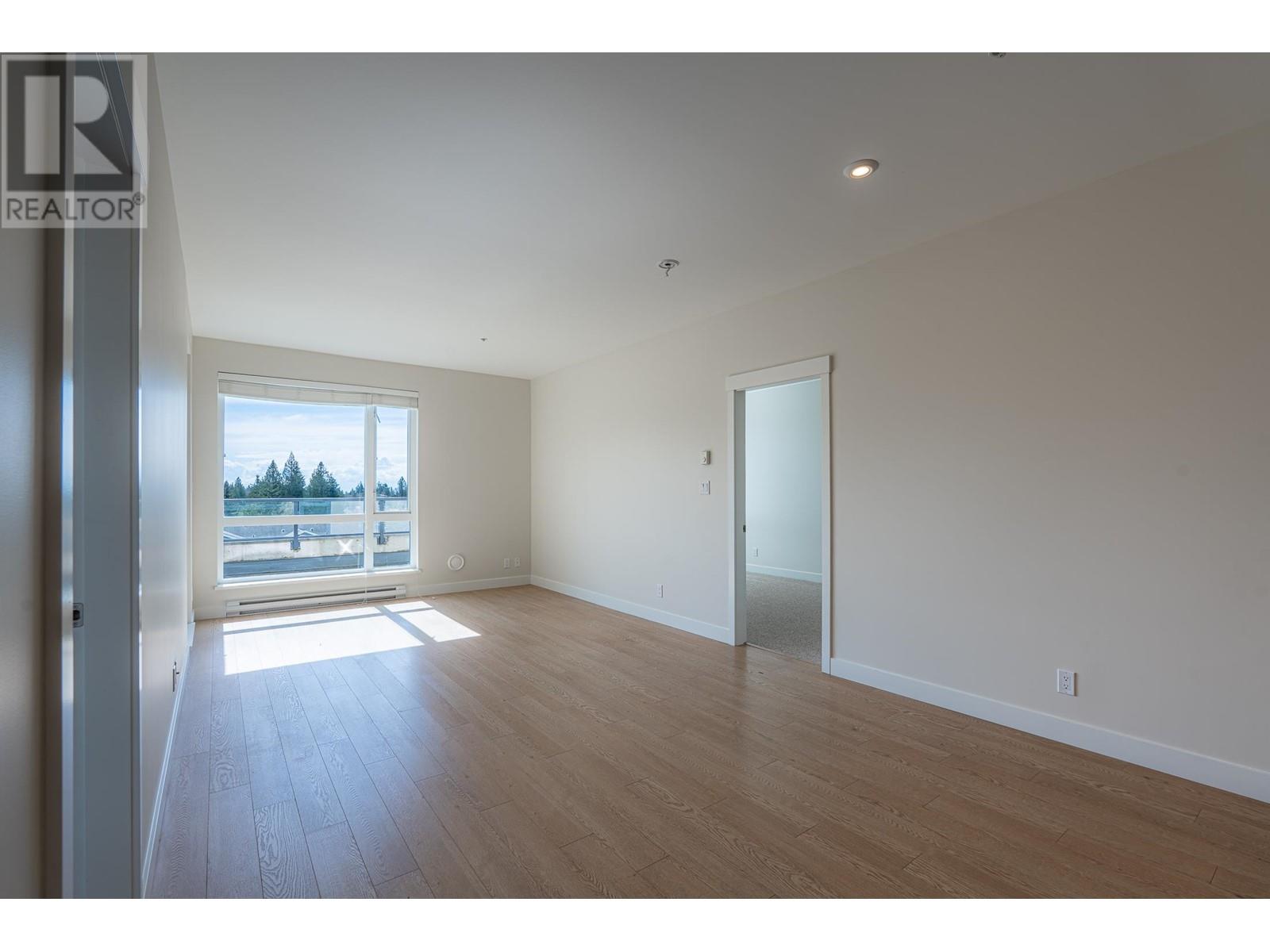 208 875 GIBSONS WAY, Gibsons