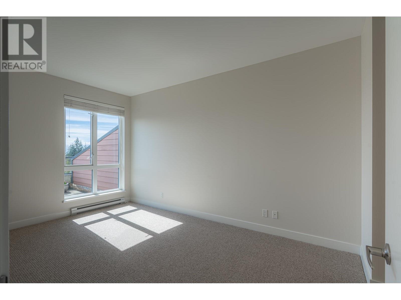 208 875 GIBSONS WAY, Gibsons