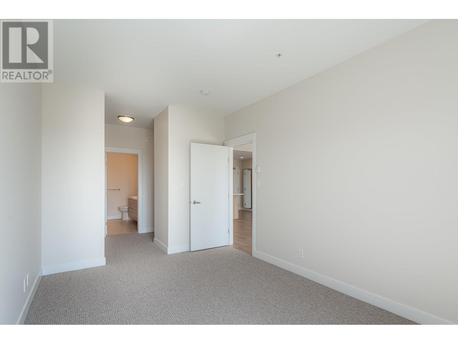 208 875 GIBSONS WAY, Gibsons