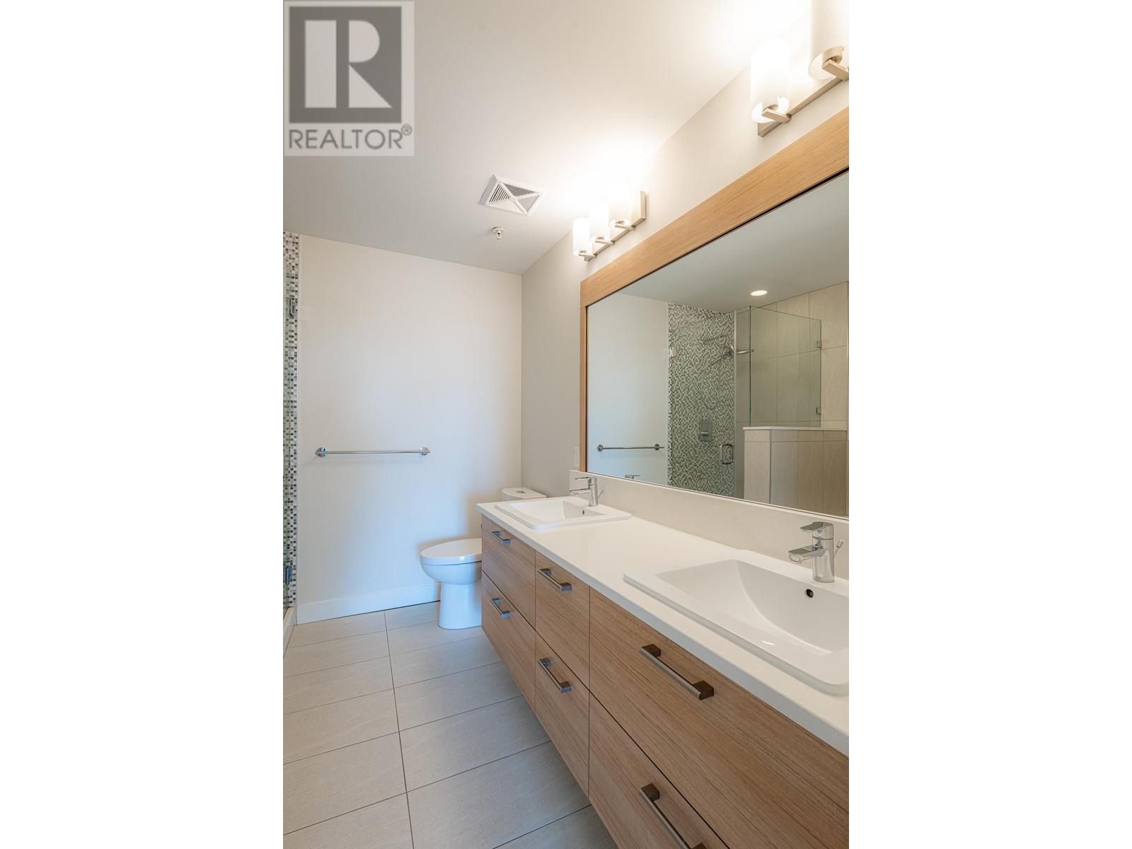 208 875 GIBSONS WAY, Gibsons