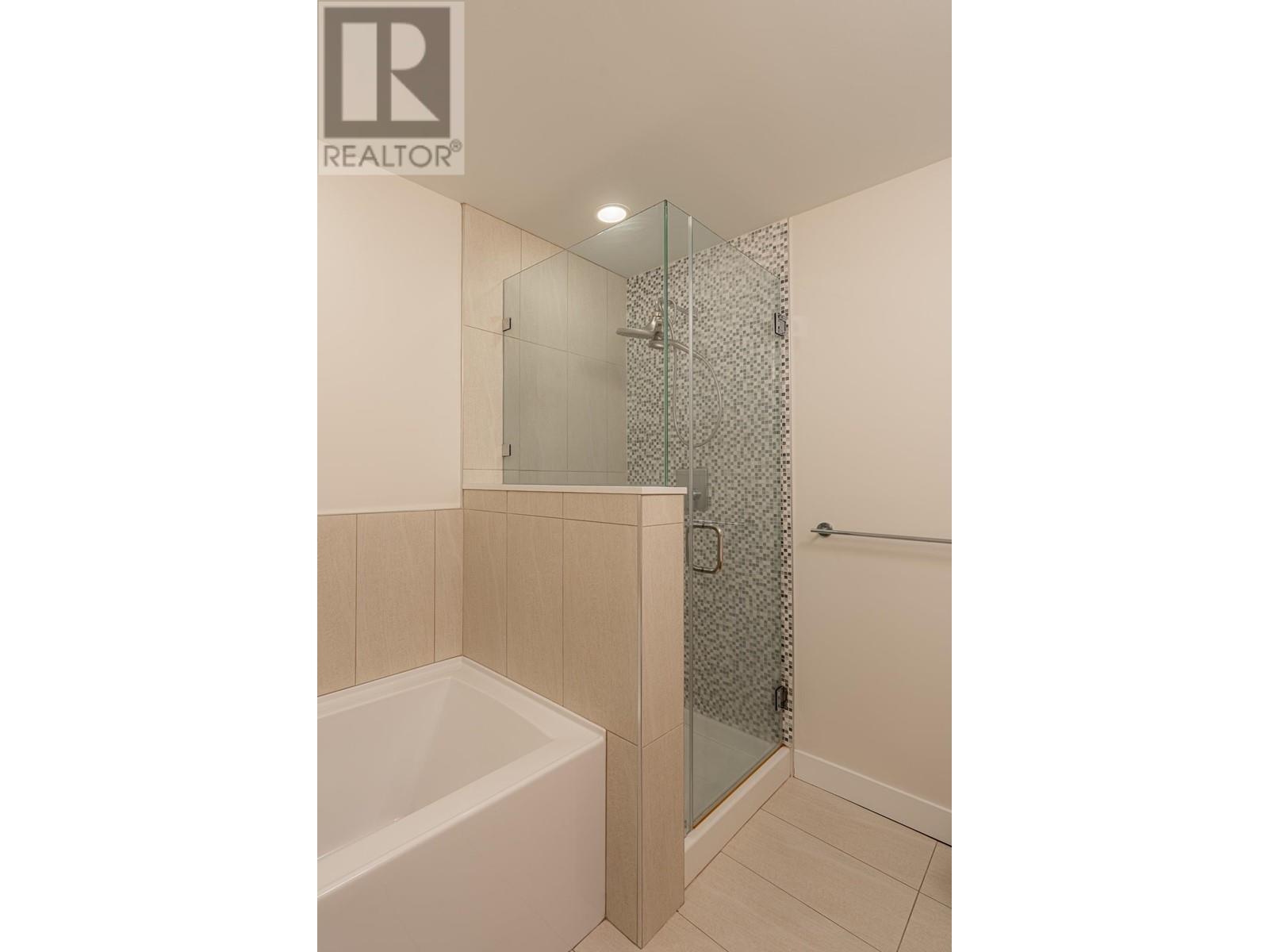 208 875 GIBSONS WAY, Gibsons