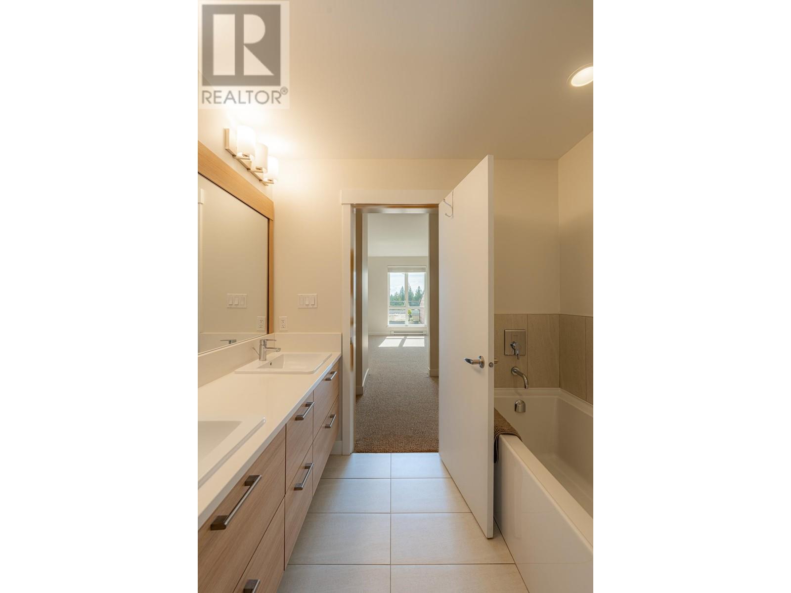 208 875 GIBSONS WAY, Gibsons