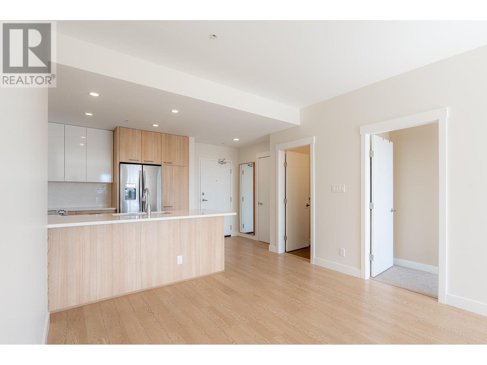 208 875 GIBSONS WAY, Gibsons