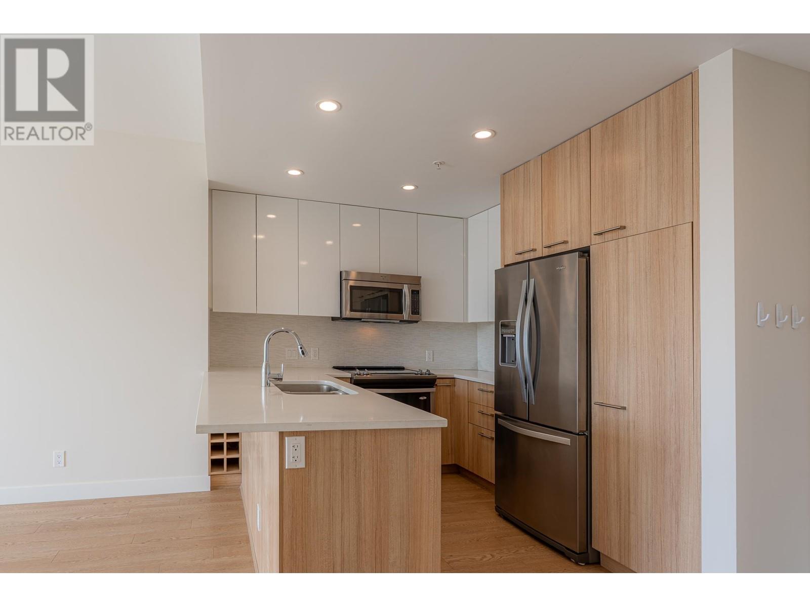 208 875 GIBSONS WAY, Gibsons