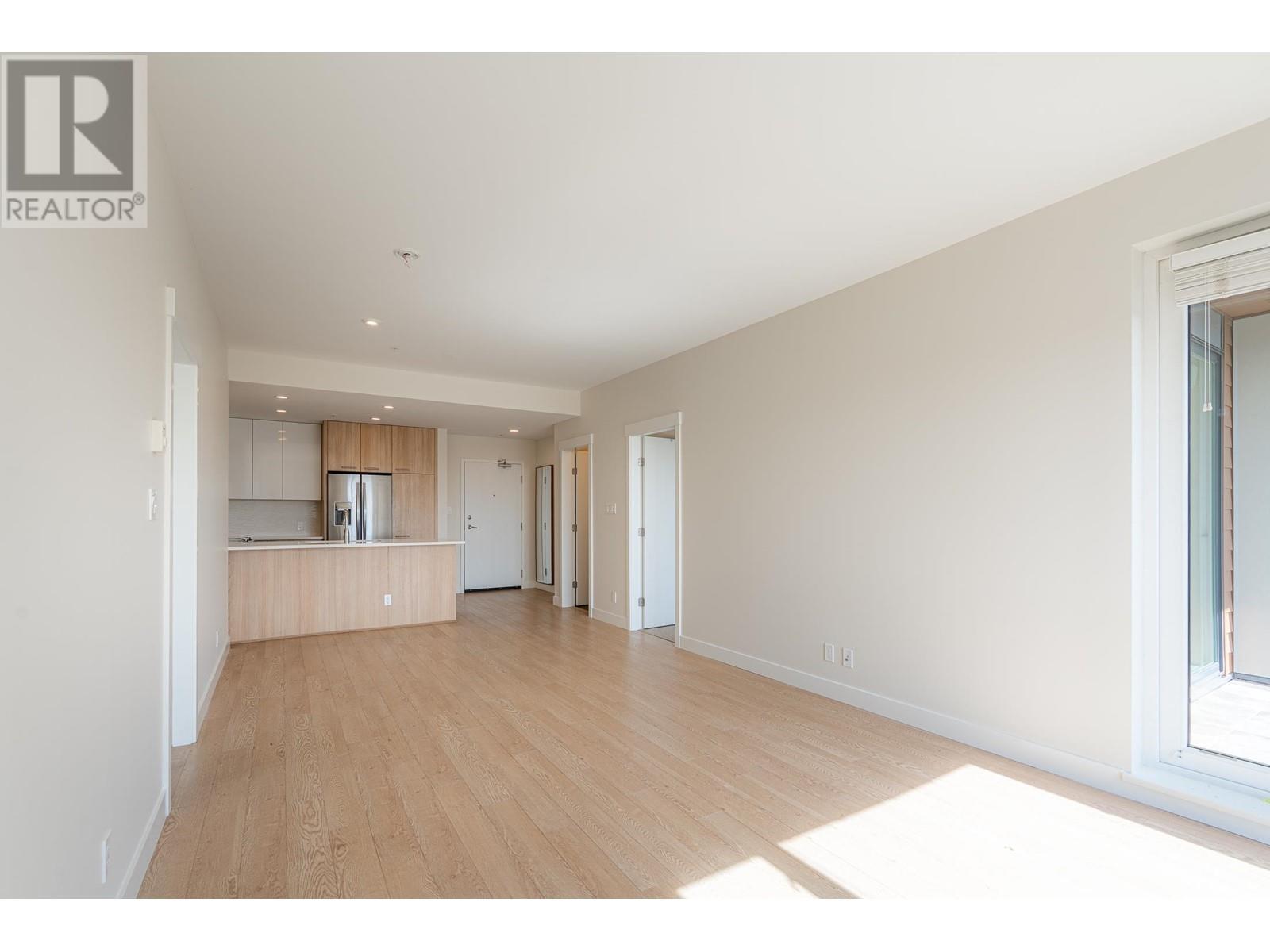 208 875 GIBSONS WAY, Gibsons