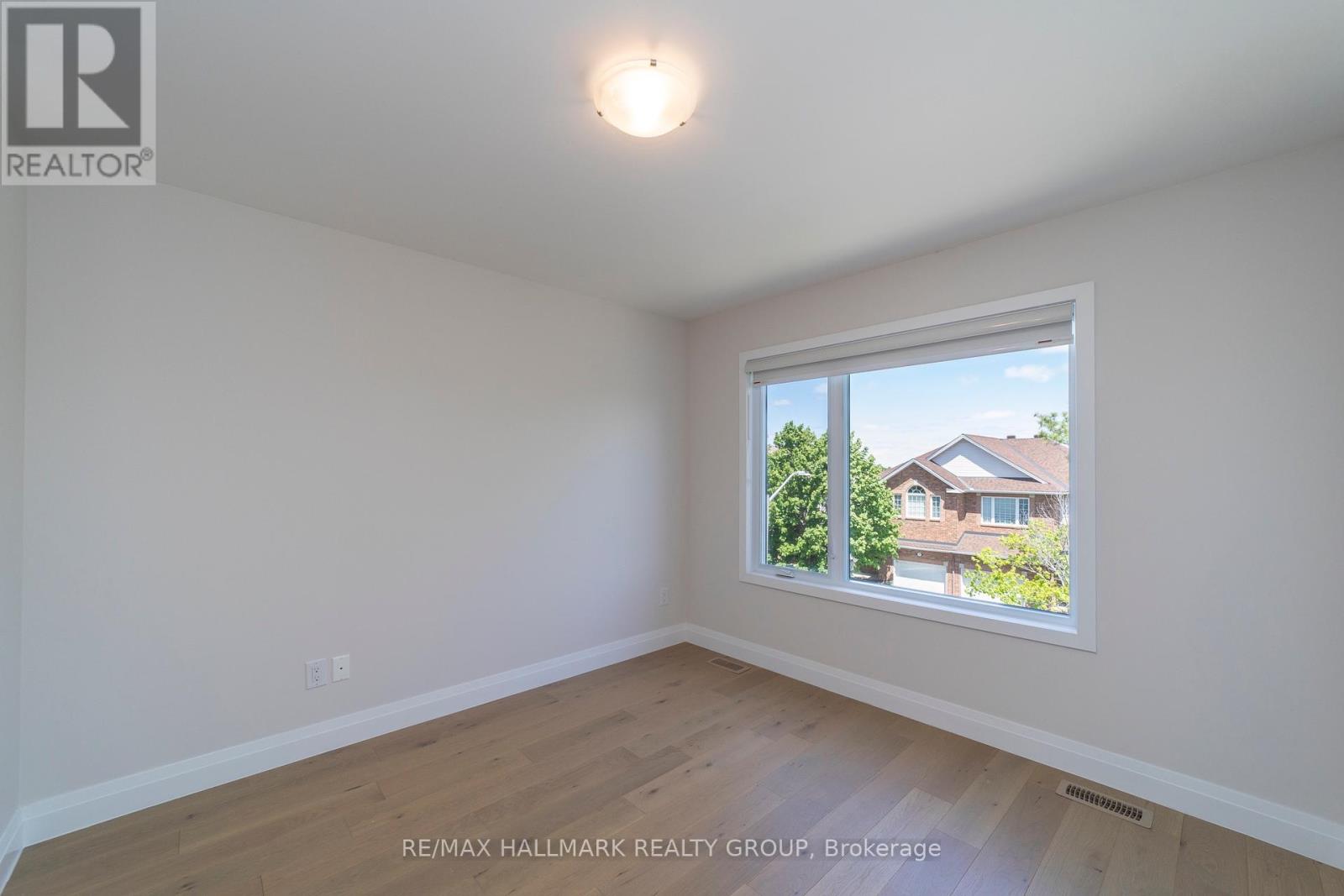 https://ddfcdn.realtor.ca/listing/TS638791934348070000/reb76/highres/2/x12056572_11.jpg