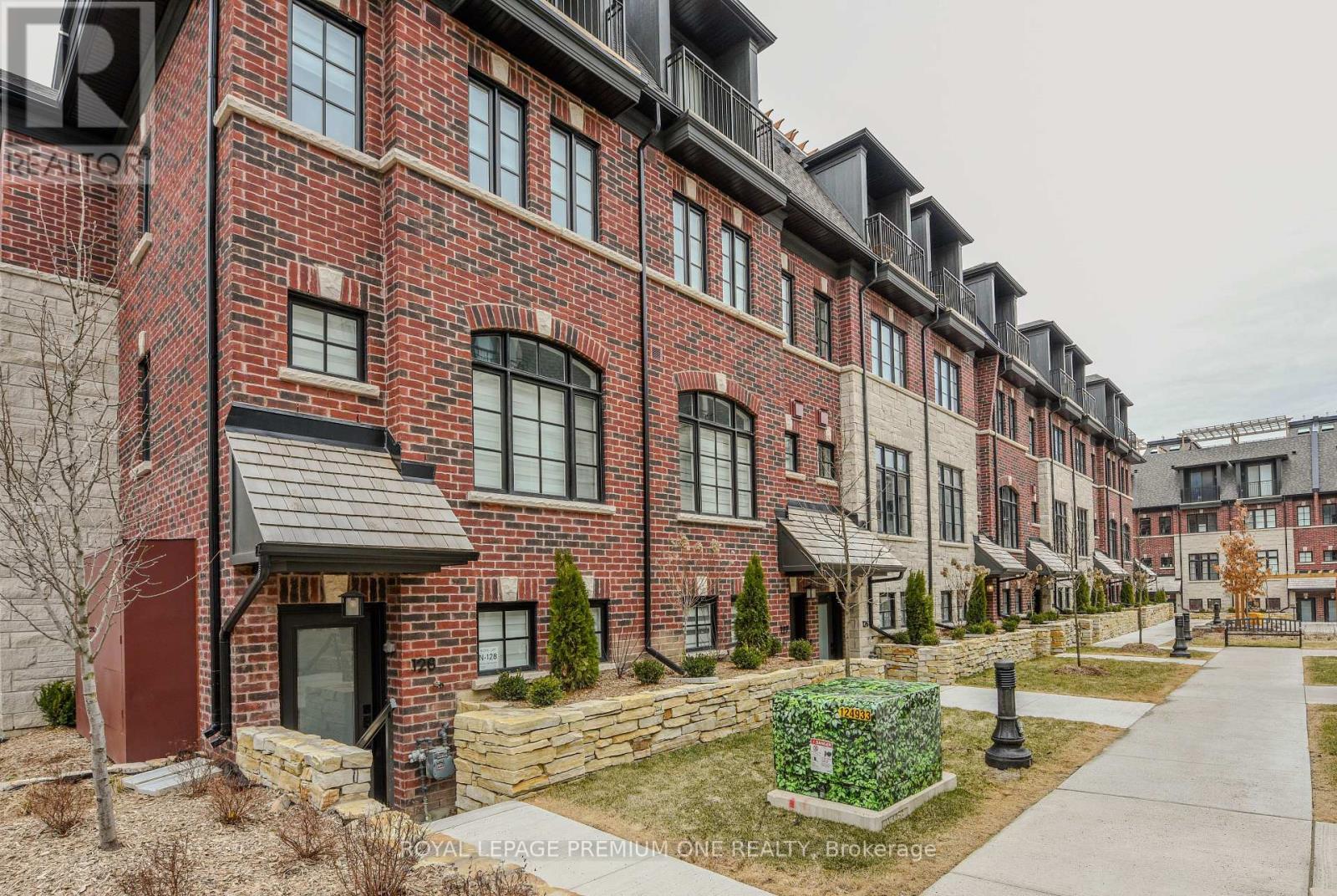 35 Lunar Cres