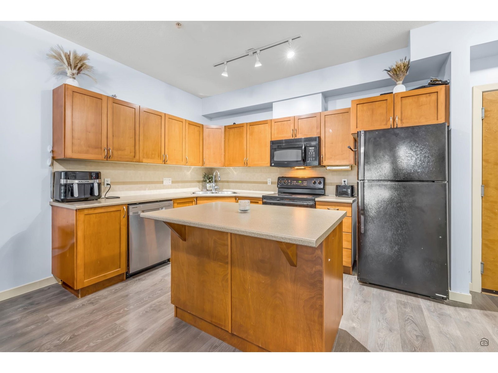 Photo 3 of 203 33318 E Bourquin Crescent, Abbotsford BC