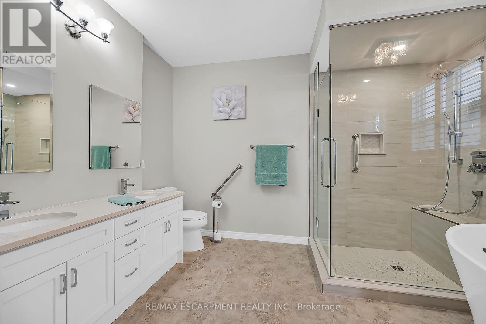 Photo 25 of 13 A Cumberland Street, Brantford ON