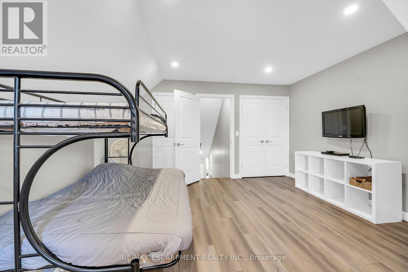 Photo 32 of 13 A Cumberland Street, Brantford ON