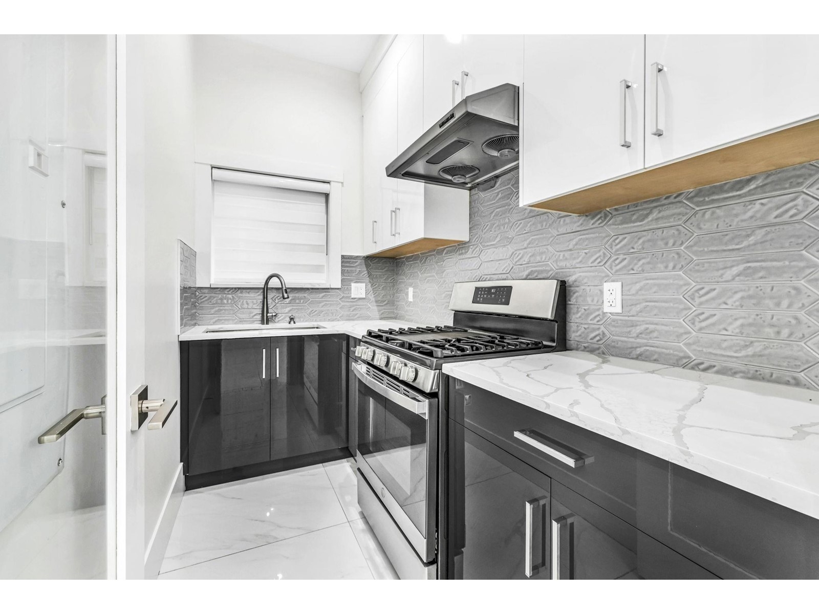 Photo 10 of 14452 68 A Avenue, Surrey BC