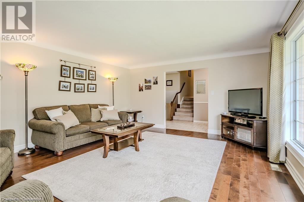 Photo 7 of 11 Coachman Crescent, Hamilton ON