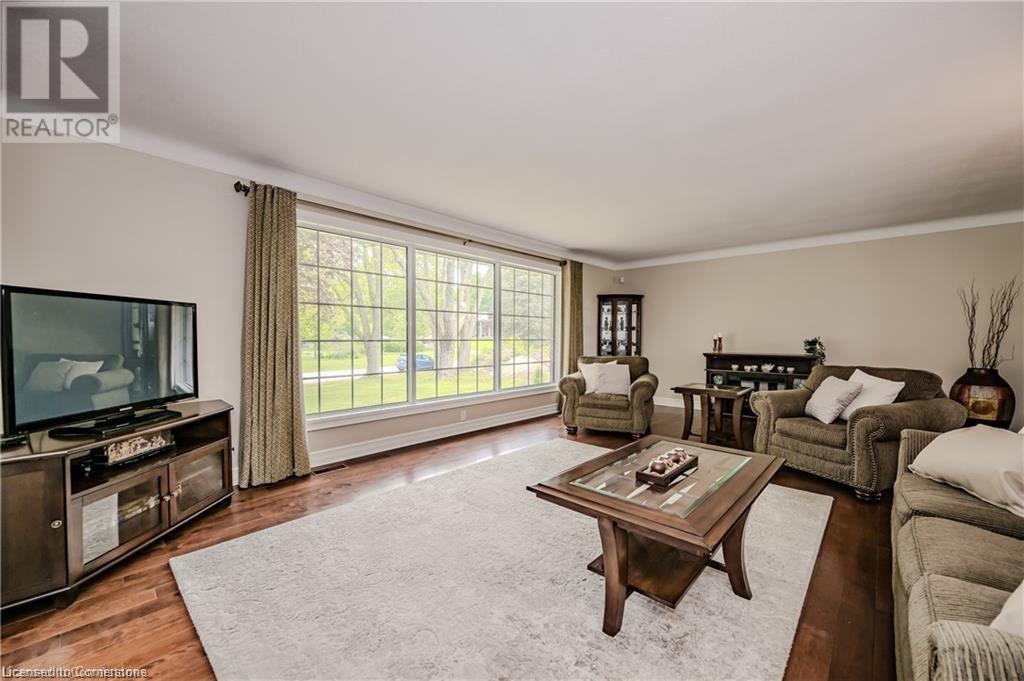 Photo 5 of 11 Coachman Crescent, Hamilton ON