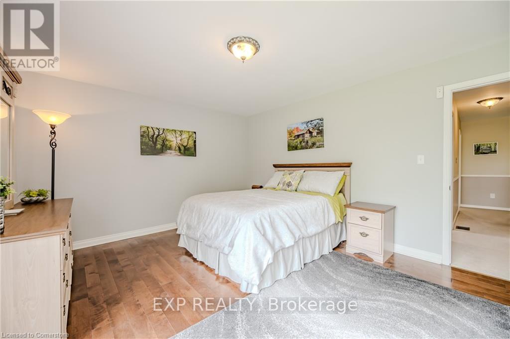 Photo 5 of 11 Coachman Crescent, Hamilton ON
