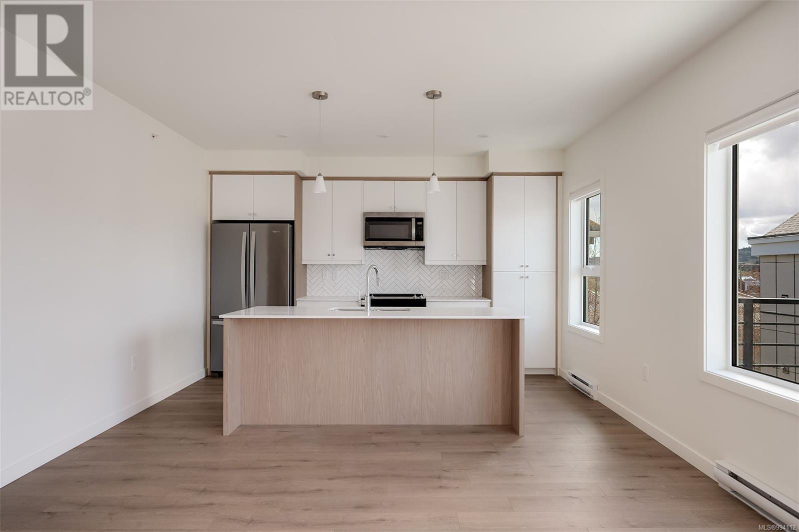 202 9716 Third St, Sidney