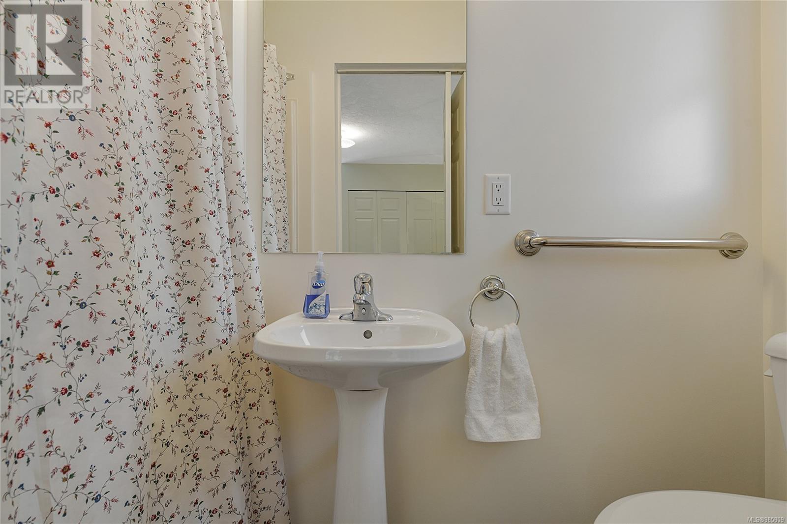 Single Family House for Sale in  Vanguard Pl Saanich 