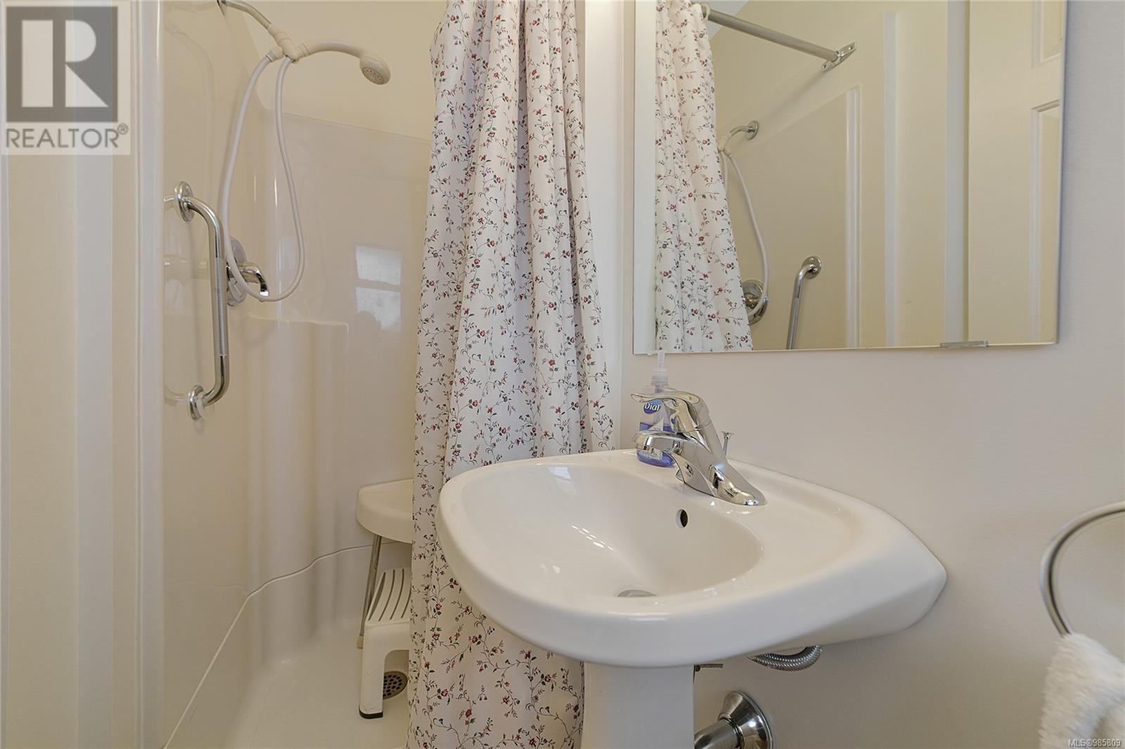 Single Family House for Sale in  Vanguard Pl Saanich 