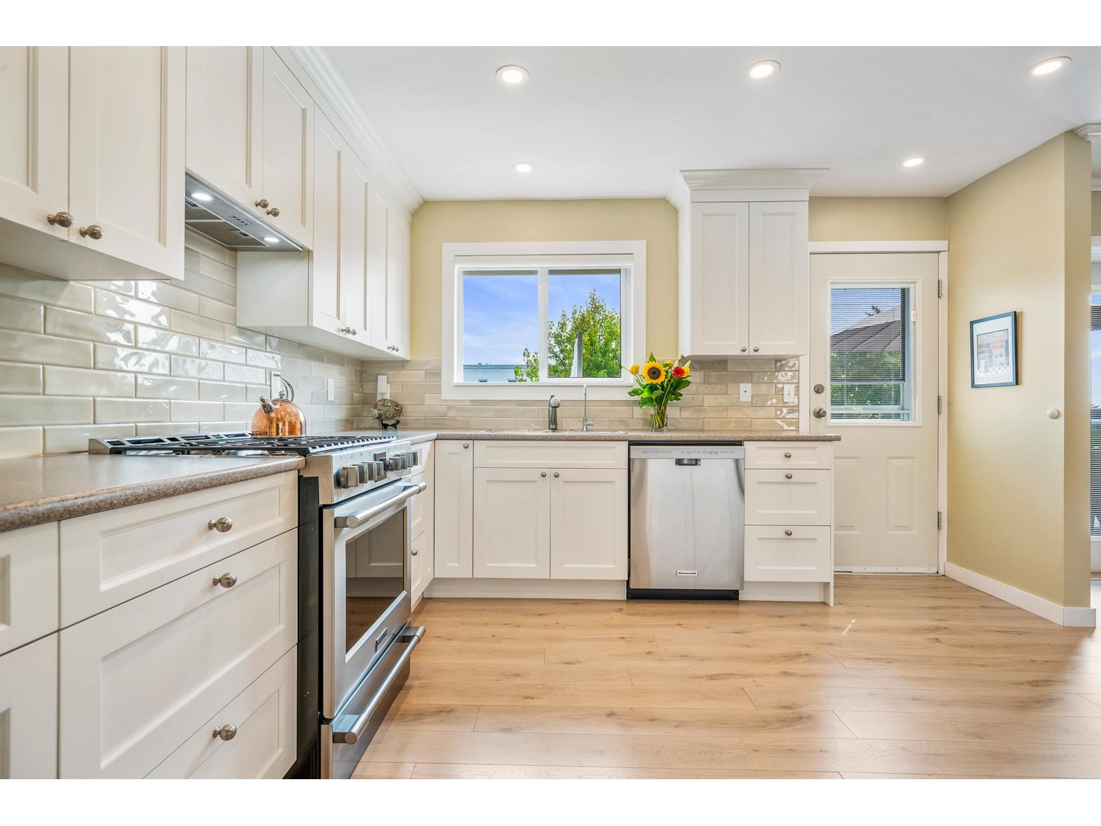 Photo 6 of 1434 Bishop Road, White Rock BC