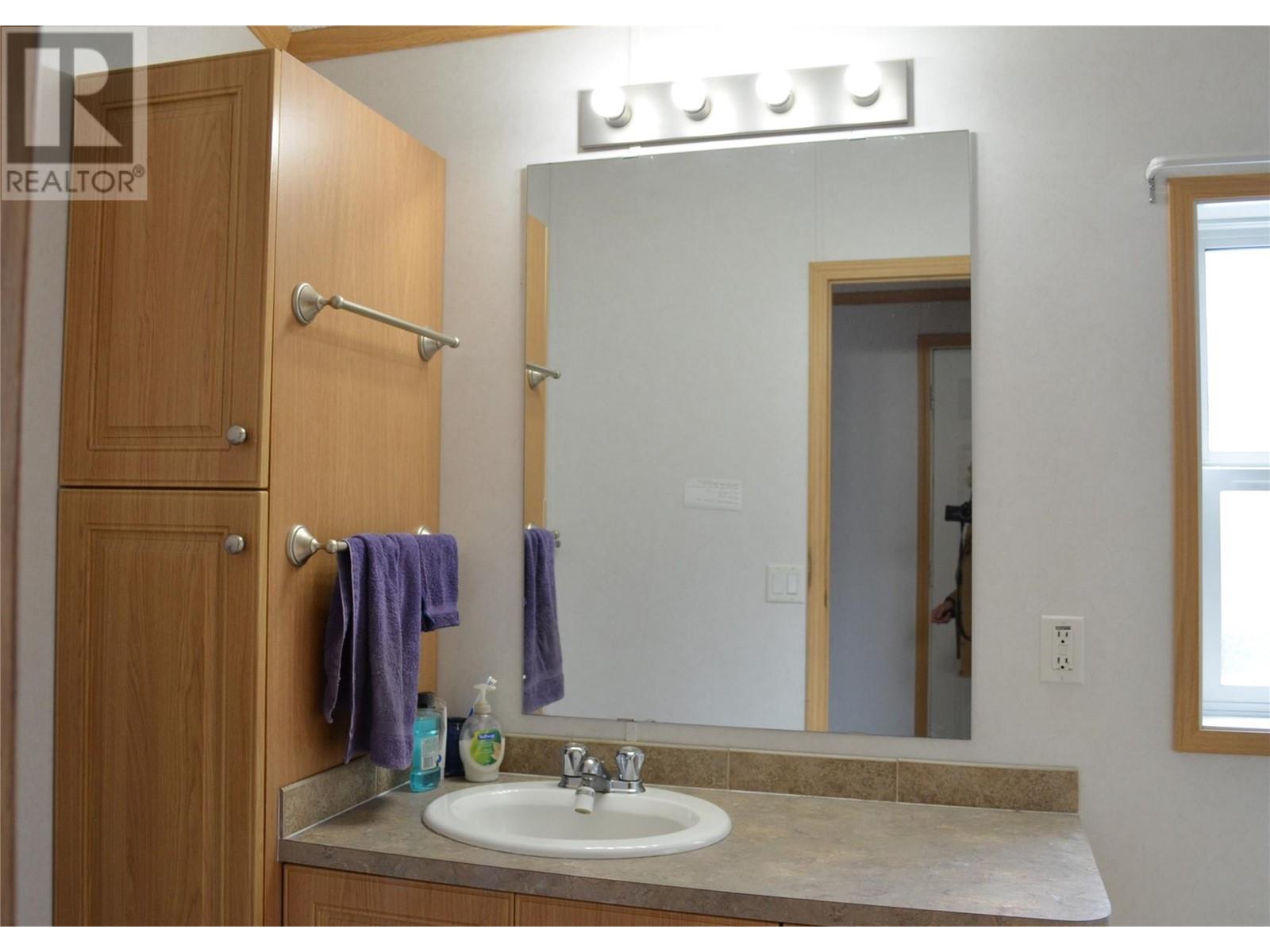 4 4354 Hwy 3 Highway, Keremeos
