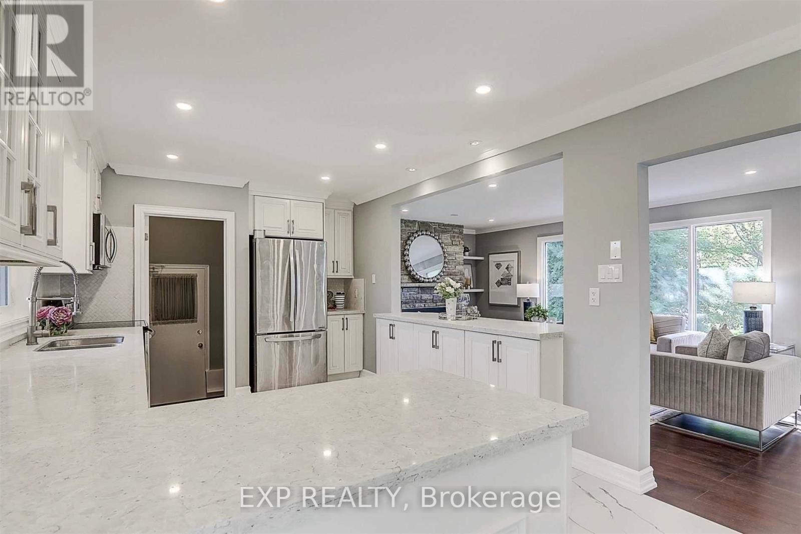Photo 6 of 88 Riverglen Drive, Georgina ON