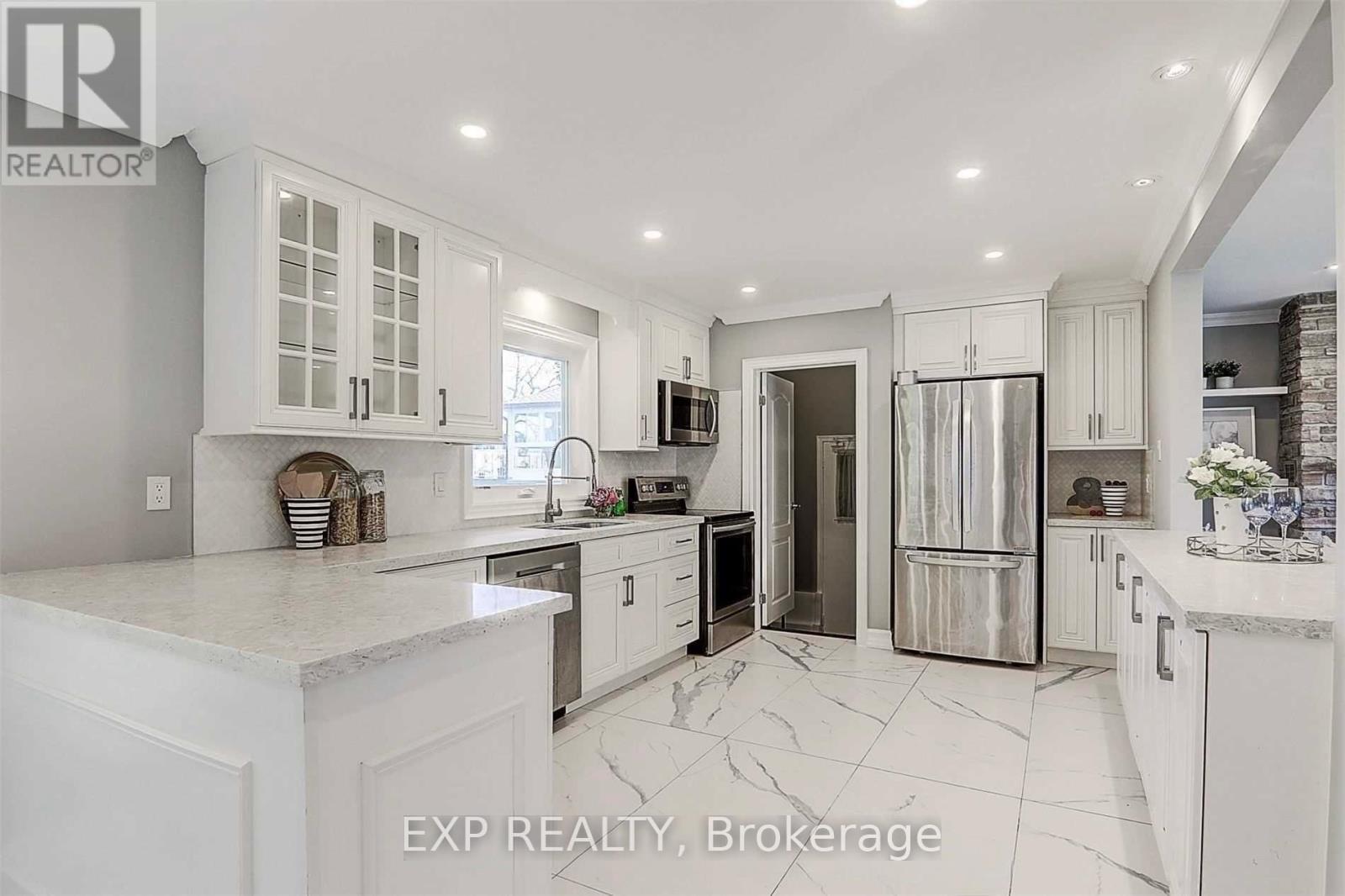 Photo 7 of 88 Riverglen Drive, Georgina ON