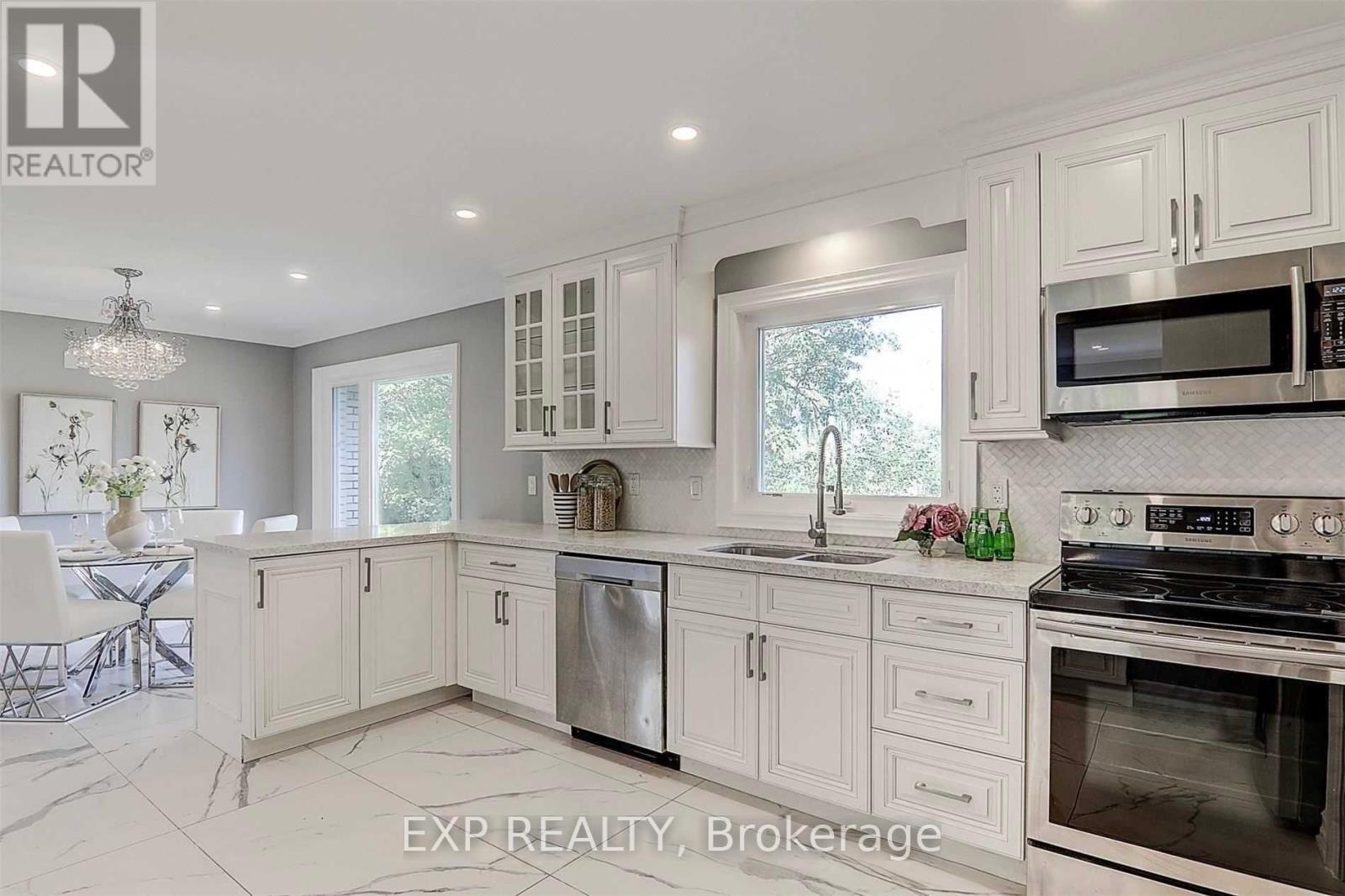 Photo 9 of 88 Riverglen Drive, Georgina ON