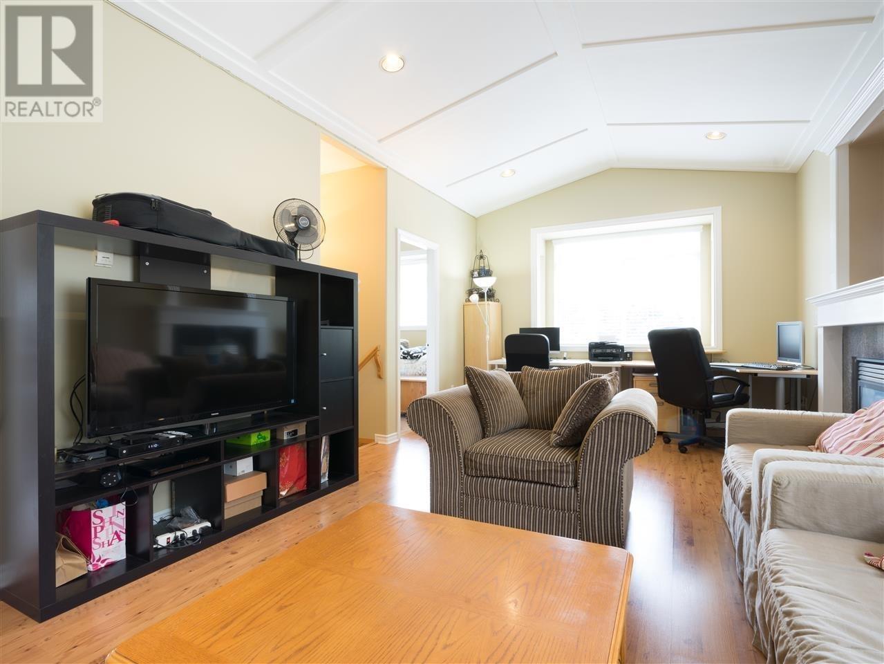 2052 WESTVIEW DRIVE, North Vancouver