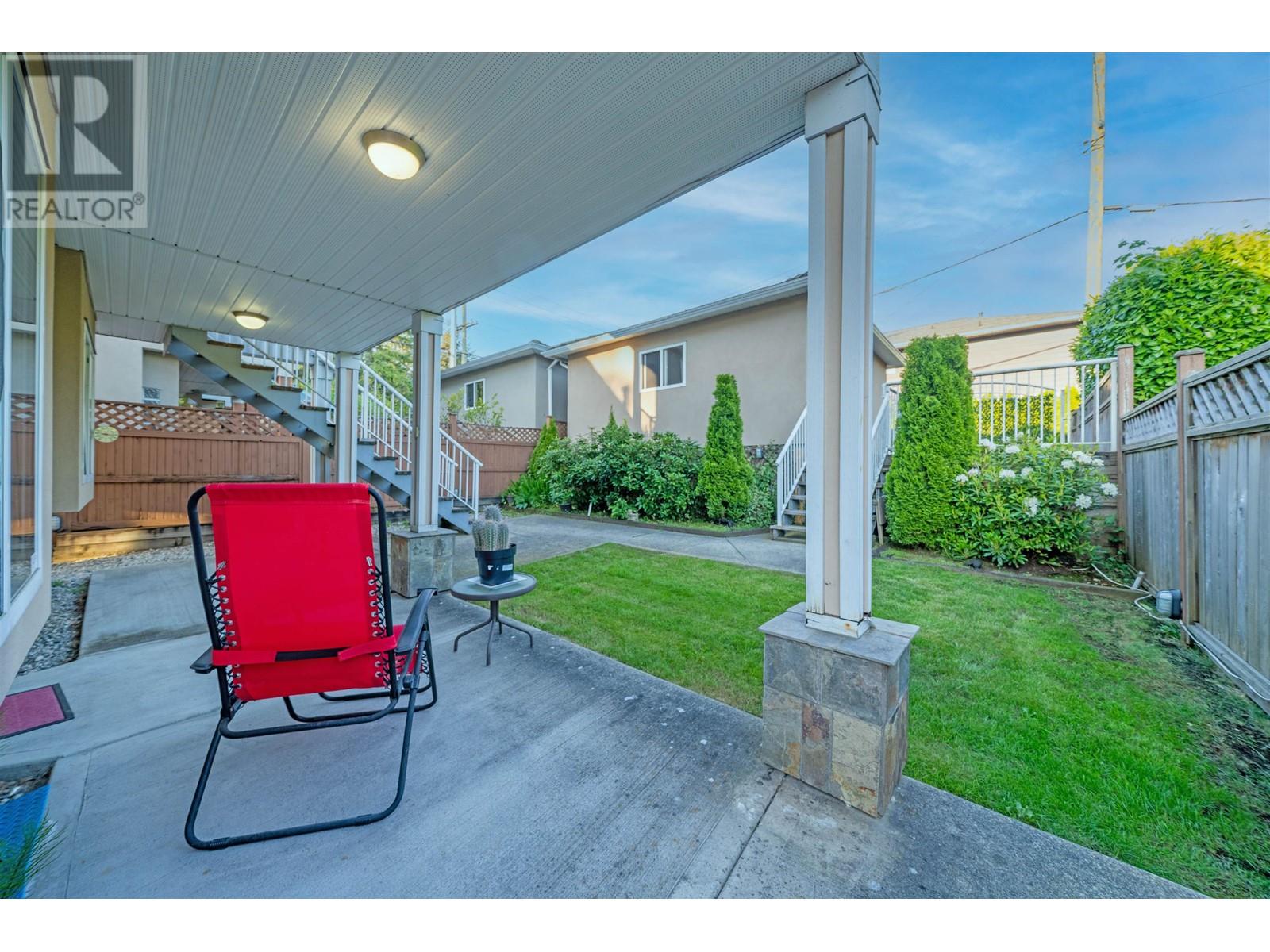 2052 WESTVIEW DRIVE, North Vancouver