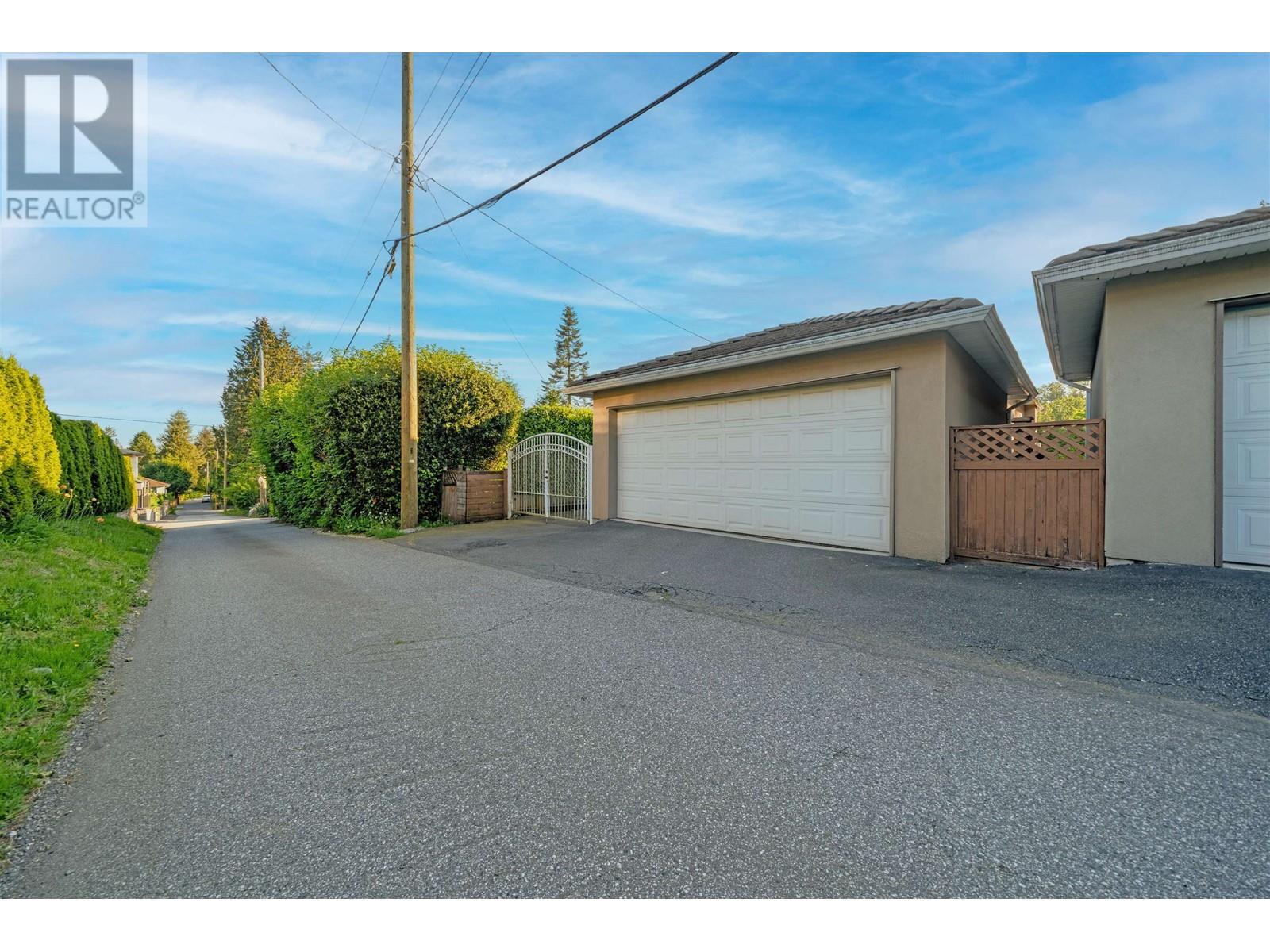 2052 WESTVIEW DRIVE, North Vancouver