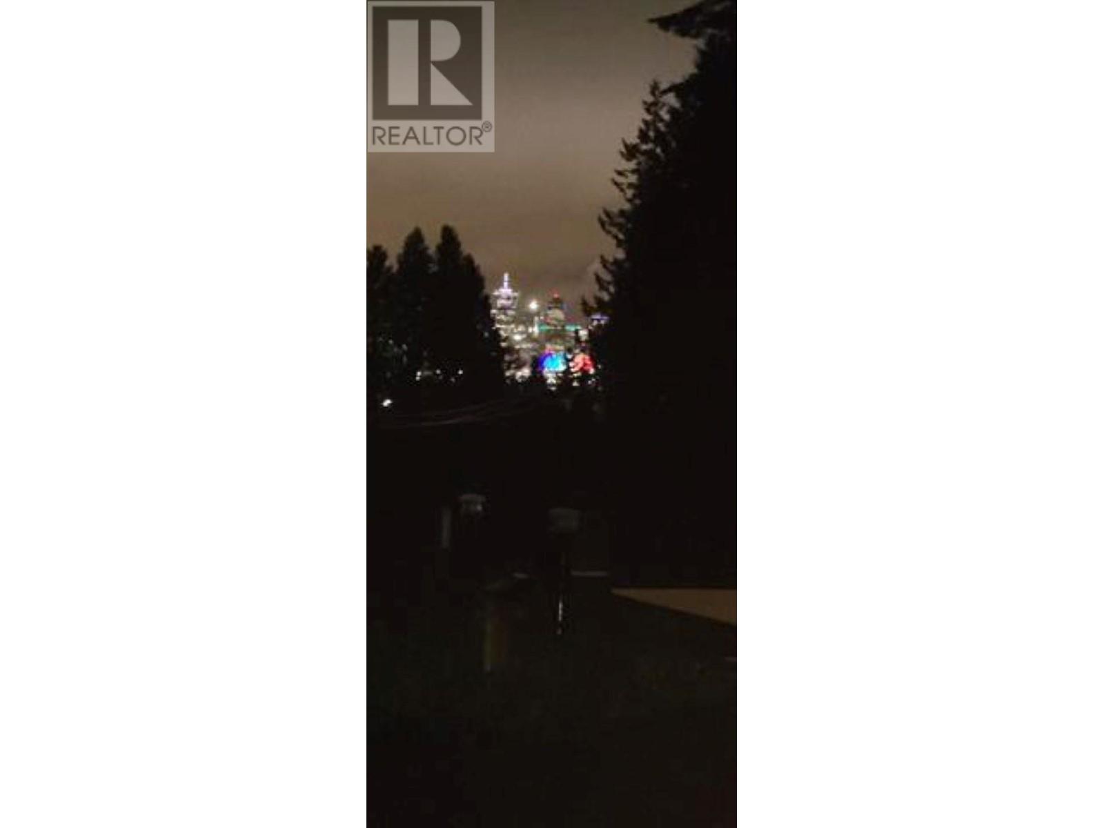2052 WESTVIEW DRIVE, North Vancouver